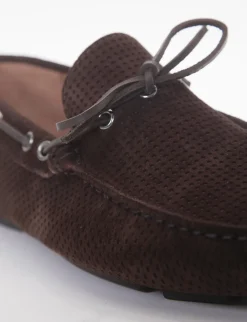 mocassino fondo gomma e soletto interno in vera pelle. Tomaia in morbidissimo camoscio con traforatura a piccoli quadrati testa Uomo Mocassini