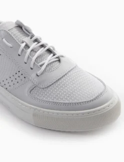 Hot sneakers fondo in gomma e soletto interno in vera pelle. Tomaia in morbidissima pelle nappata intrecciata con particolarissima foratura su entrambi i lati Uomo Sneakers