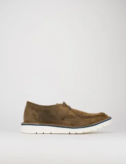 stringata fondo gomma e soletto interno in vera pelle. Tomaia in morbido camoscio testa Uomo Stringate