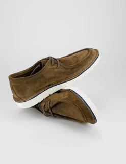 stringata fondo gomma e soletto interno in vera pelle. Tomaia in morbido camoscio testa Uomo Stringate