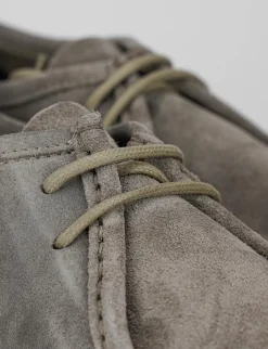 Hot stringata fondo gomma e soletto interno in vera pelle. Tomaia in morbido camoscio Uomo Stringate